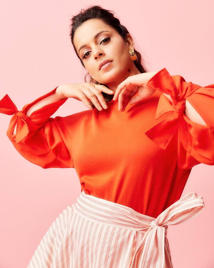 कंगना रनौत को यूं ही बॉलीवुड की क्वीन नहीं कहा जाता है. एक्ट्रेस हर लुक में फैन्स के दिलों को धड़का जाती हैं.