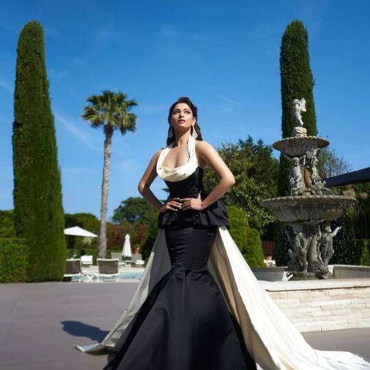 कान्स फिल्म फेस्टिवल में भाग ले रहे इंडियन सेलिब्रिटी का एक-एक कर के लुक आउट हो रहे हैं. पहले दीपिका ने इंडियन अटायर में रेड कारपेट पर आग लगाई और अब बाहुबली एक्ट्रेस तमन्ना भाटिया का यह जोरदार लुक सबके सामने आया है.