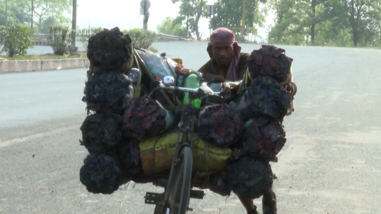 Jharkhand News: साइकिल से बोरों में चोरी का कोयला भरकर बेच रहे झारखंड के आदिवासी, बताई ये वजह