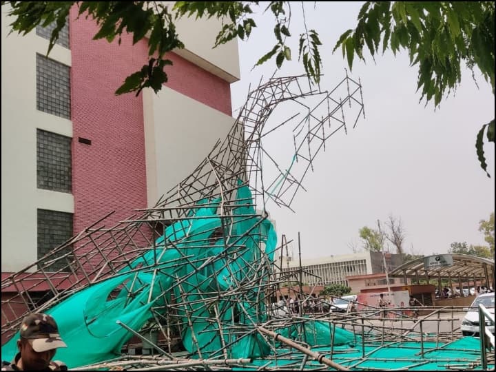 पुलिस उपायुक्त (नयी दिल्ली) अमृता गुगुलोथ ने बताया कि मजदूर लोहे के बने मचान पर चढ़कर पुताई का काम शुरू करने वाले थे. डीसीपी ने कहा कि दोनों मजदूर ऊपर चढ़ गए लेकिन मचान के साथ ही गिर पड़े और घायल हो गए.