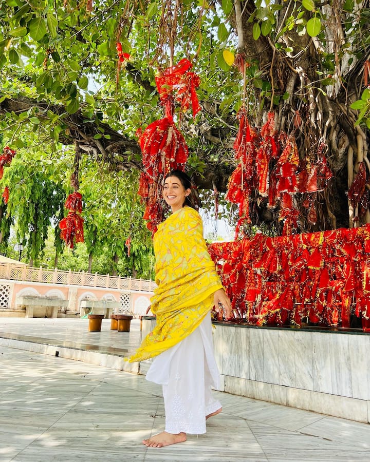 भोजपुरी फिल्म एक्ट्रेस अक्षरा सिंह बीते मंगलवार को पंचकूला पहुंची थीं. जहां उन्होंने पहले श्री माता मनसा देवी के दर्शन किए और इसके बाद गुरुद्वारा श्री नाडा साहिब में माथा टेकने पहुंचीं.