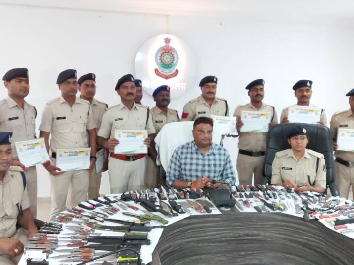 Chhattisgarh Jashpur police recovered 204 sharp weapons by running a campaign ANN Chhattisgarh Crime News: चाकूबाजी की घटनाओं से अलर्ट हुई जशपुर पुलिस, अभियान चलाकर बरामद किए 204 धारदार हथियार