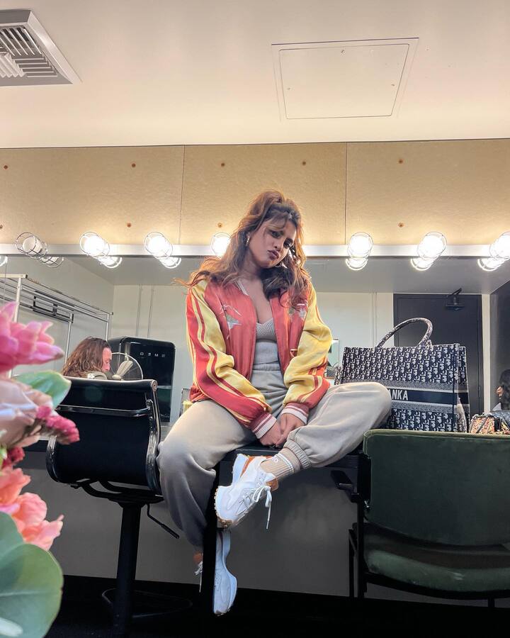 फोटो शेअर करुन प्रियांकानं कॅप्शनमध्ये लिहिलं, 'तुमचा देखील दिवस एवढाच कठिण होता?' कॅप्शनमध्ये अॅक्टर्स लाइफ आणि Citadel या हॅशटॅगचा वापर प्रियांकानं केला आहे.(photo:priyankachopra/ig)