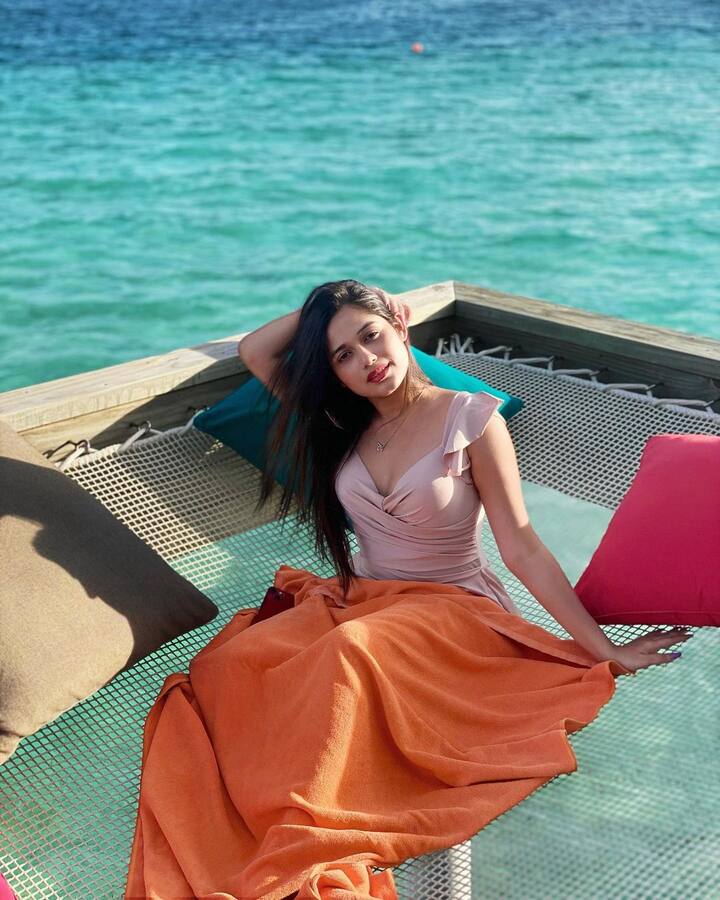 जन्नत जुबैर ने इंस्टाग्राम पर जो तस्वीरें शेयर की हैं, उसमें वो पूल में बैठ ब्रेकफास्ट का आनंद लेती हुई नजर आ रही हैं.
