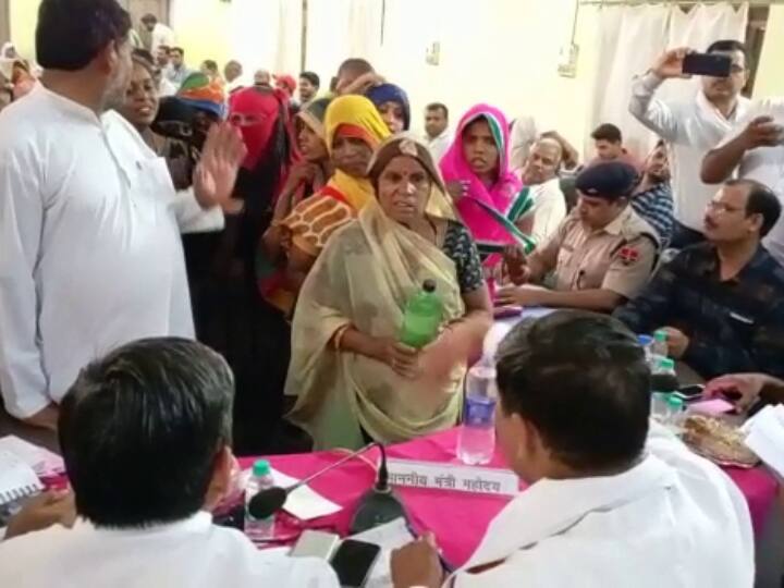 Bharatpur Women arrived with dirty water in minister Ramesh Meena public hearing ANN Bharatpur News: मंत्री रमेश चंद्र मीणा की जनसुनवाई में गंदा पानी लेकर पहुंची महिलाएं, कहा- इसे पीकर दिखाएं