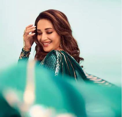 ਮਾਧੁਰੀ ਦੇ ਇਸ ਖ਼ੂਬਸੂਰਤ 'ਰਾਜ਼' ਨੂੰ ਜਾਣਨ ਵਾਲੀ ਸਿੱਖਿਆ ਨਿਰਦੇਸ਼ਕ ਆਸ਼ਾ ਹਰੀਹਰਨ ਹੈ। ਆਸ਼ਾ ਨੇ ਹਾਲ ਹੀ 'ਚ ਅਭਿਨੇਤਰੀ ਦੇ ਕੁਝ ਹੇਅਰ ਸਟਾਈਲ ਤੇ ਖੂਬਸੂਰਤ ਲੁੱਕ ਨੂੰ ਲੈ ਕੇ ਟਿਪਸ ਸਾਂਝੇ ਕੀਤੇ ਹਨ।