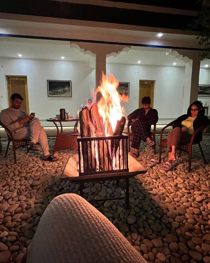 Kriti also seems to be enjoying a bonfire night