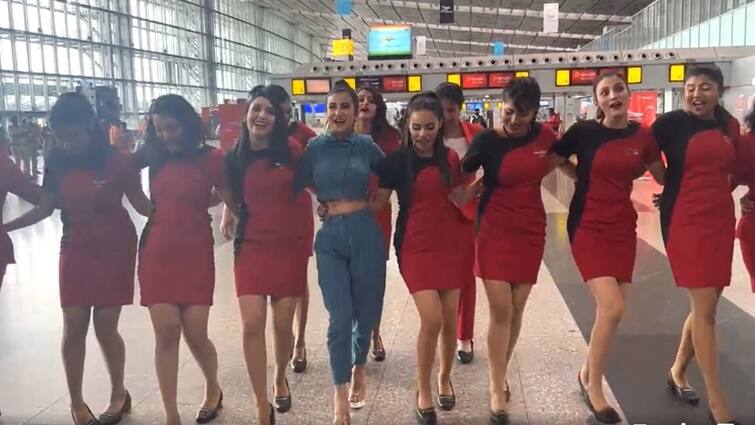 Tapa Tini: Air Hostess danced with Monami Ghosh in tapa Tini song Tapa Tini: বিমানবন্দরে হঠাৎ বাজল 'টাপা টিনি', বিমান সেবিকাদের সঙ্গে পা মিলিয়ে জমাটি নাচ মনামীর