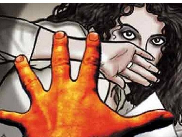 Kolkata Crime News: 15 years girl student abused, stripped and assault in New Town, 3 arrested Kolkata Crime News: दोस्त के साथ घूमने निकली नाबालिग छात्रा के साथ दरिंदगी, मारपीट के बाद उतारे कपड़े, 3 आरोपी गिरफ्तार