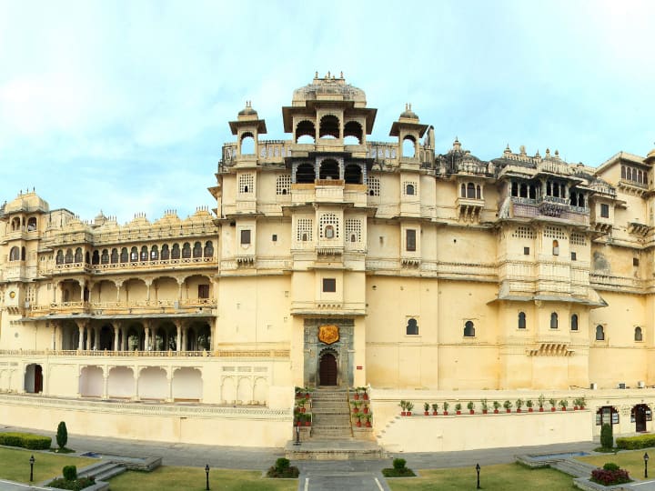 Udaipur International Museum Day City Palace Yuvraj Lakshyaraj Singh Mewar told about its maintenance and care ANN International Museum Day: उदयपुर में देश का दूसरा सबसे बड़ा किला 'सिटी पैलेस', सैकड़ों सालों बाद भी वैसा का वैसा!