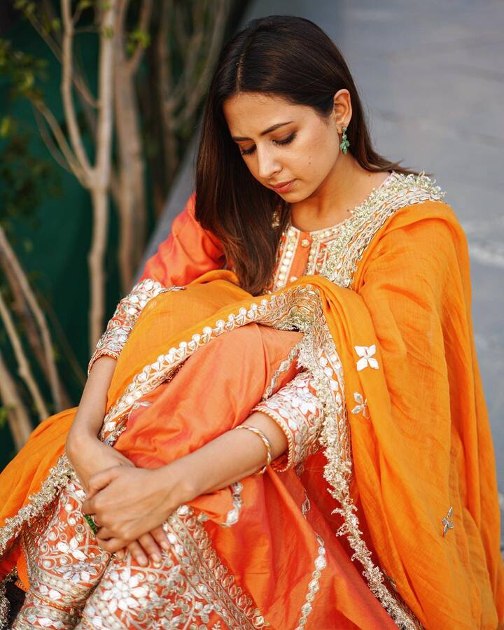 हाल ही में सरगुन ने अपने पंजाबी लुक की कुछ तस्वीरें फैन्स के साथ शेयर की हैं. जिसमें वो ऑरेंज कलर के सूट में नजर आ रही हैं.