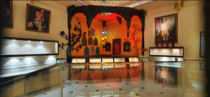 बता दें कि यहां सैलानी लाइव फोक प्रोग्राम्स में पेट शो, लोक नृत्य, मैजिक शो, फोक सिंगिंग व लाख की चूड़ियों को भी लाइव बनते देखेंगे. इसके अलावा इसमें म्यूजियम ऑफ जैम एंड ज्वैलरी फेडरेशन जयपुर कॉर्डिनेटर डॉ. रजनीकांत शाह का बेशकीमती ज्वेलरी कलेक्शन भी देखने को मिला.