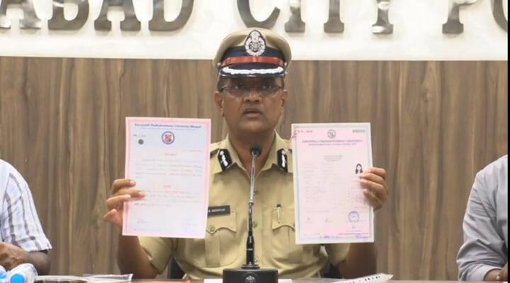 Fake Certificates Gang Arrested in Hyderabad Crime News: ఎలాంటి పరీక్షలు, ప్రాక్టికల్స్ లేకుండా 3 లక్షలకే బీటెక్ సర్టిఫికెట్‌