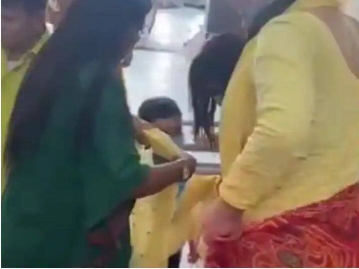 Ujjain Mahakal Temple - women-wearing-saree-over-salwar-suit-and-jeans-viral-video-on-social-media Mahakaleshwar Temple Video: जीन्सवर साडी गुंडाळून घेतलं महाकालचे दर्शन; व्हिडीओ व्हायरल, जिल्हाधिकाऱ्याने दिले चौकशीचे आदेश