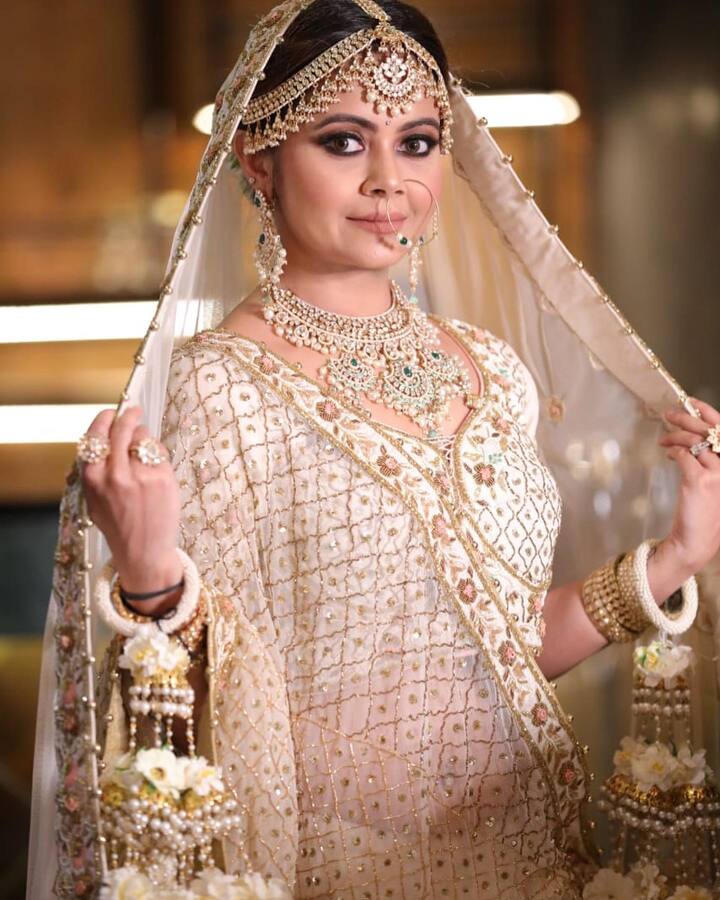 हाथों में कलीऱे बांधे दुल्हन की तरह सजी देवोलिना बला की खूबसूरत लग रही हैं,