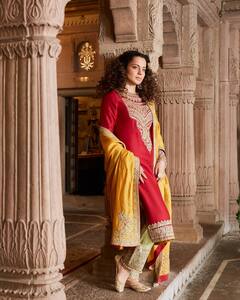 Kangana Ranaut Photos:लाल सूट उस पर पीला दुपट्टा...  एथनिक लुक में बला की खूबसूरत लगीं 'धाकड़' गर्ल कंगना रनौत