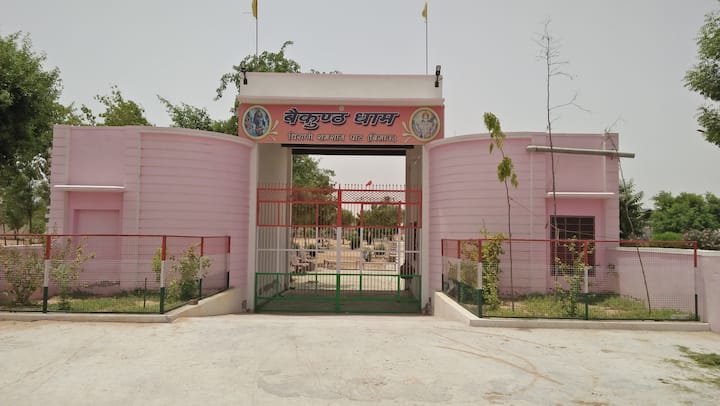 वैसे तो यहां सभी समाज के व्यक्ति अपना-अपना सहयोग श्रमदान करते हैं लेकिन नवरत्न बारी, हरीराम सैनी, अरुण क्याल अग्रवाल, श्रवण मीणां नियमित दिनरात रखरखाव में सहयोग करते हैं. तो वहीं ओमप्रकाश सैनी, बाबू सैनी फूलवाला, सुरेश भार्गव, अरविंद सोनी, दीनदयाल ख्वास, राजवीर मीणां, दिप्पू क्याल, नीरज महनसरिया, मुकेश सोनी, राकेश मीणां, प्रमोद सैनी, निरंजन मीणां, गजानन्द सैनी ओर काफी संख्या में ग्रामीण अपना समय निकल कर यहां श्रमदान कर पेड़ पौधों का रखरखाव में सहयोग करते रहते हैं.