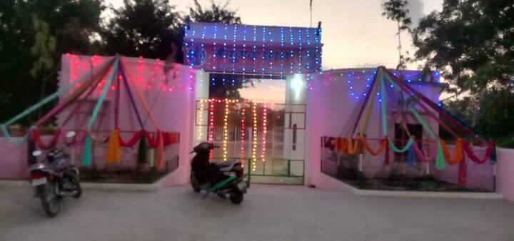 अब इस मोक्षधाम में सुंदर और रंगबिरंगे अनेक प्रकार के फूल लगाए गए है. साथ ही यहां विदेशी नस्ल की मुलायम घास लगी है और बैठने के लिए चेयर के साथ ब्लॉग की सड़क बनी है. यहां अब लोग मॉर्निंग वॉक, व्यायाम, योग करने आते हैं और बच्चे भी घूमने फिरने छुट्टियों का आनन्द लेने सुबह शाम यहां पहुचंते है.