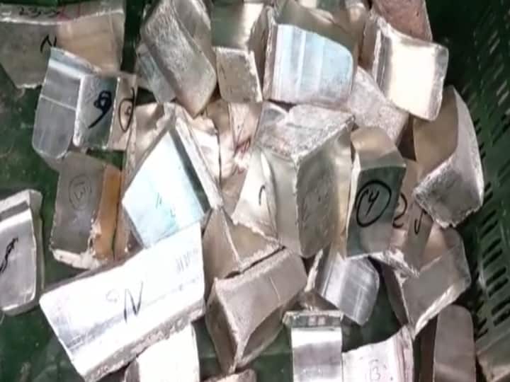 Gopalganj News: Excise team caught a car filled with silver during search of liquor in Gopalganj one arrested ann Gopalganj News: शराब की खोज में निकली उत्पाद विभाग की टीम ने चांदी से भरी कार पकड़ी, वजन जानकर चौंक जाएंगे आप