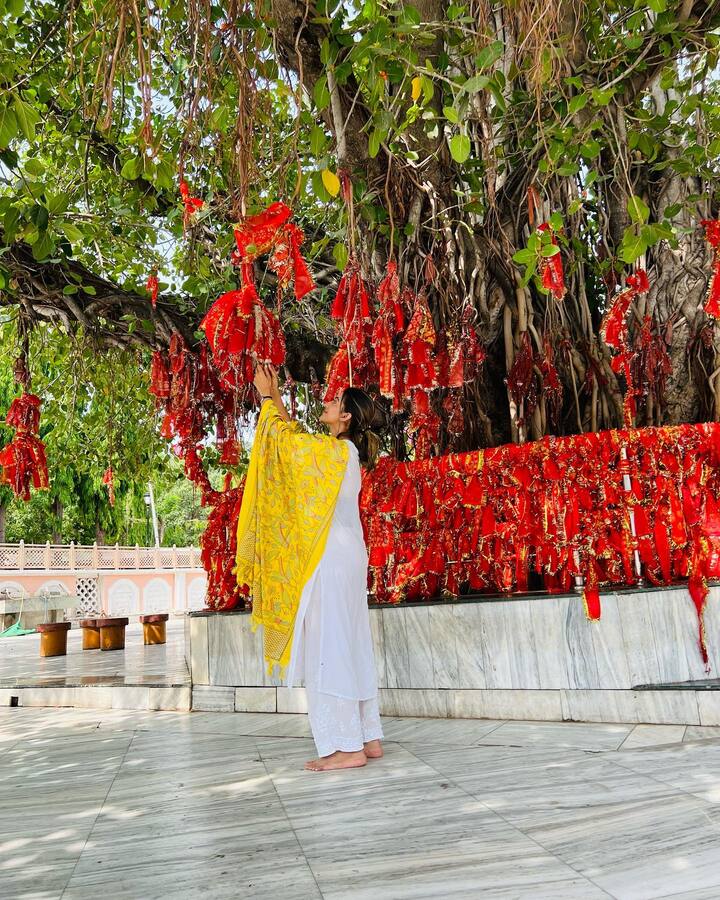 इसकी तस्वीरें एक्ट्रेस ने अपने इंस्टाग्राम अकाउंट पर शेयर की हैं. जिसमें वो मंदिर के अंदर मन्नत की चुनरी बांधते हुए नजर आईं.