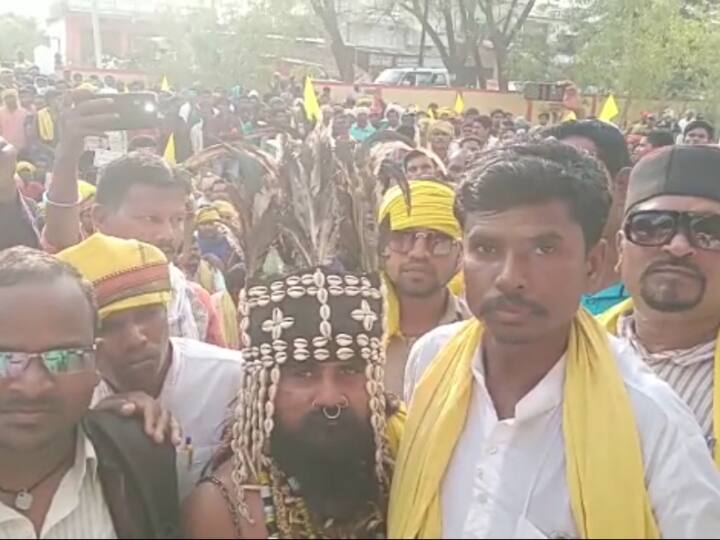 इसके अलावा मुख्यमार्ग में कार्यकर्ताओं ने चक्का जाम भी कर दिया था. इसके बाद प्रदर्शनकारियों ने एसडीएम कार्यालय पहुंचकर ज्ञापन सौंपा है.