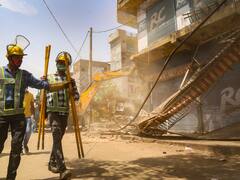 Sitapur News: अतिक्रमण हटाने के लिए नोंकझोंक के बीच शहर में गरजता रहा बुलडोजर, इन बड़ी दुकानों पर भी हुई कार्रवाई