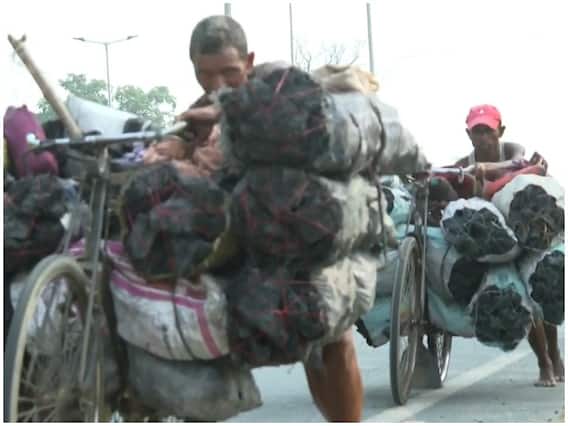 Jharkhand News: साइकिल से बोरों में चोरी का कोयला भरकर बेच रहे झारखंड के आदिवासी, बताई ये वजह Jharkhand News: साइकिल से बोरों में चोरी का कोयला भरकर बेच रहे झारखंड के आदिवासी, बताई ये वजह
