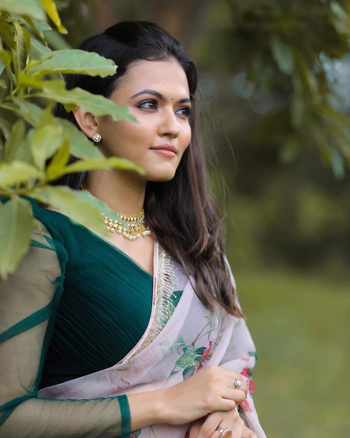ஆ ஆயிரம் உண்டு என்னோடு மச்சங்கள் ஆயினும் என்ன நெஞ்சோடு அச்சங்கள்