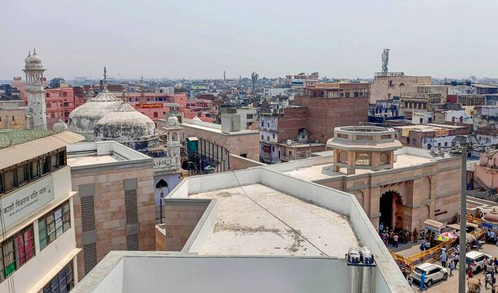 मस्जिद के गेट नंबर 4 से के पास पिलर बने हुए हैं जहां पर कुछ ऐसी निशानियां हैं जो विवाद को जन्म देती हैं.