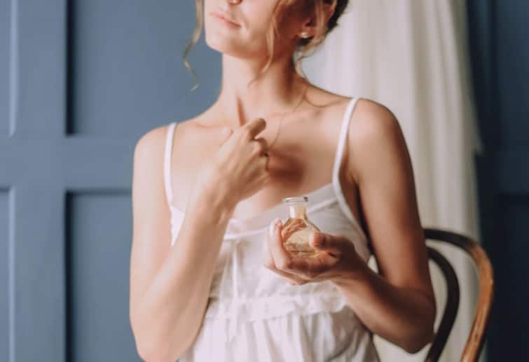 How To Apply Perfume: परफ्यूम लगाते समय हम करते हैं ये गलतियां, जानें लगाने का सही तरीका How To Apply Perfume what is the right way to apply perfume How To Apply Perfume: परफ्यूम लगाते समय हम करते हैं ये गलतियां, जानें लगाने का सही तरीका