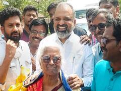 Perarivalan Arputham Ammal Photos: பேசுவதற்கு வார்த்தைகள் இல்லை : மகிழ்ச்சியில் பூரித்த பேரறிவாளன் தாய் அற்புதம்மாள் புகைப்படங்கள்