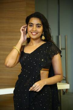 Shivatmika Photos: నల్ల చీరలో 'దొరసాని'లా వెలిగిపోతోన్న శివాత్మిక