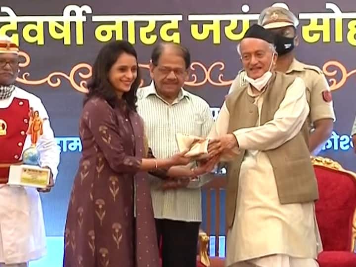Maharashtra ABP Majha anchor dnyanada Kadam awarded devarshi narad  Award in mumbai by the hands of governor Bhagat Singh Koshyari Devarshi Narad Journalism Award : ज्ञानदा कदम यांना देवर्षी नारद पत्रकारिता पुरस्कार