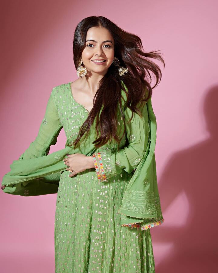 बता दें कि देवोलिना टीवी की फेवरेट बहू में से एक हैं, घर-घर में एक्ट्रेस गोपी बहू के नाम से जानी जाती हैं.