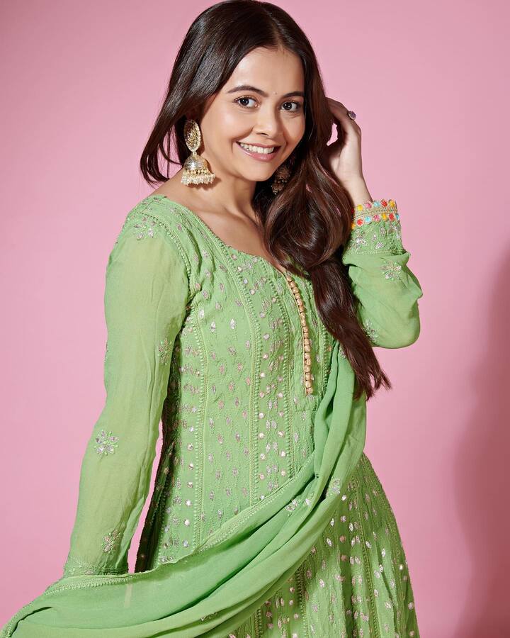 टीवी पर सीधी साधी दिखने वाली गोपी बहू असल लाइफ में बेहद ग्लैमरस और खूबसूरत हैं.