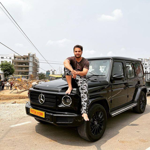 కారుతో దిగిన ఫొటోలను ఇన్స్టాగ్రామ్ లో షేర్ చేశారు విశ్వక్ సేన్.(Photo Courtesy: Vishwak Sen Instagram)