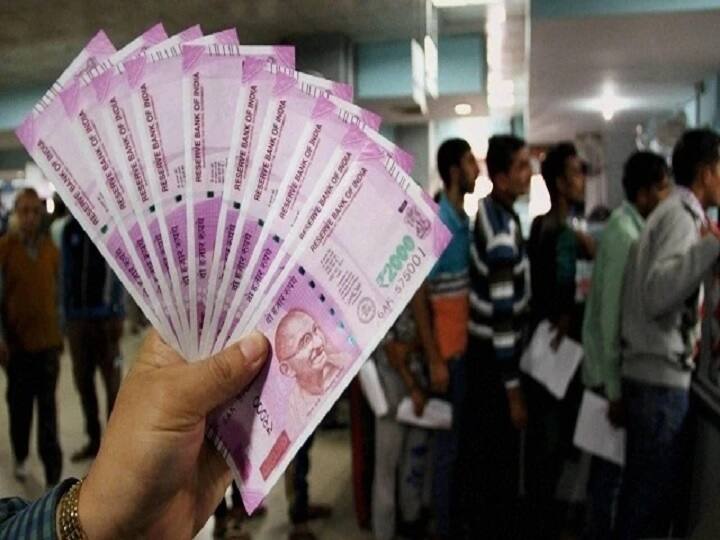 बिंदी का मार्केट बहुत बड़ा हो गया है. आजकल मार्केट में डिजाइनर बिंदी बहुत ज्यादा मात्रा में आने लगी है. इन बिंदियों की मार्केट में बहुत ज्यादा ब्रिकी होती है. आंकड़ों के मुताबिक एक महिला एक साल में करीब 12 से 14 पैकेज बिंदी यूज करती है.