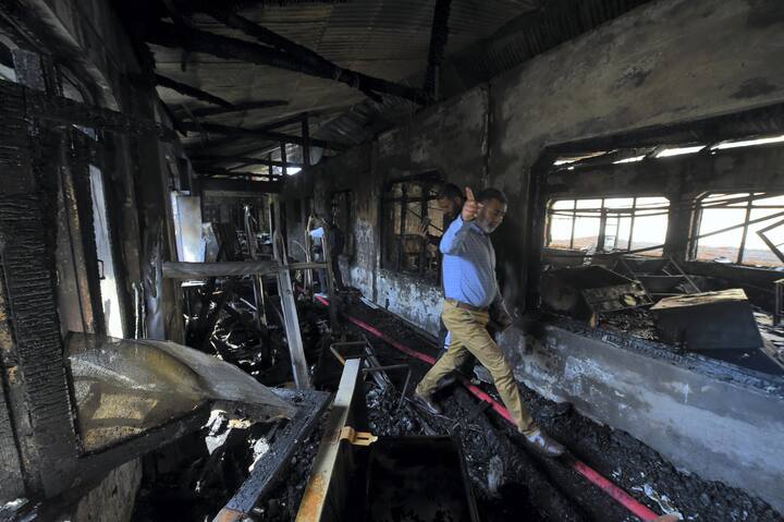 आग की इस घटना में ट्रैफिक मुख्यालय में रखा रिकार्ड पूरी तरह से जल गया है. तस्वीरें से वहां की स्थिति का अंदाजा लगाया जा रहा है.