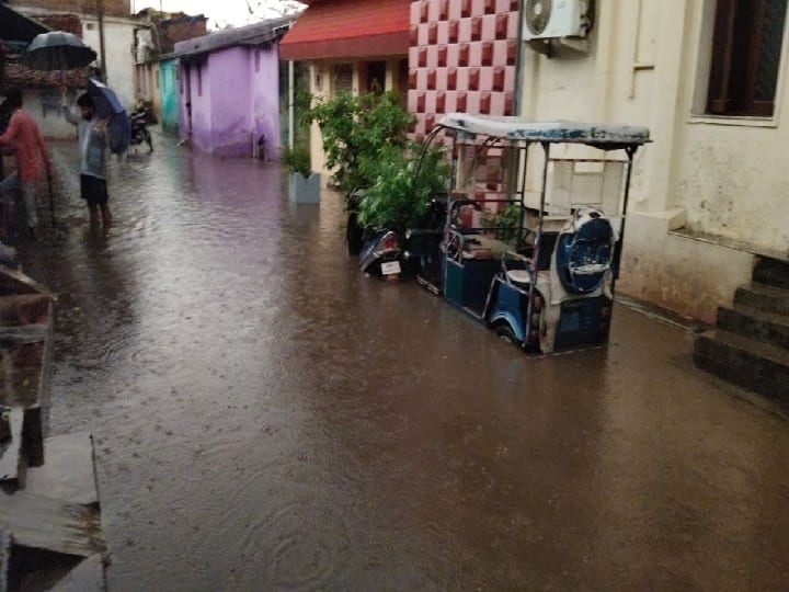 Chhattisgarh Weather Update Heavy Rain in Bastar city roads submerged due to rain ann Chhattisgarh में बारिश का कहर, तेज बरसात के चलते शहर की सड़कें हुईं जलमग्न, गर्मी से मिली राहत 