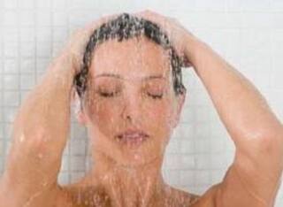 Health Tips : गरमऐवजी थंड पाण्यानं अंघोळ करा! फायदेच फायदे...