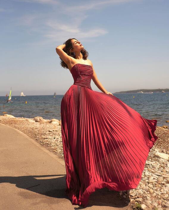 Cannes 2022: ऑफ शोल्डर रेड गाउन में Hina Khan ने गिराई बिजलियां, खूबसूरत अदाओं से लूट ली महफिल