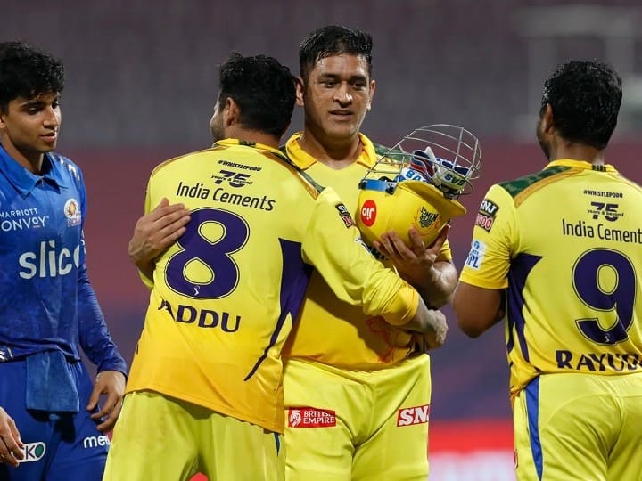 CSK vs MI: IPL 2022 के इस मुकाबले में चेन्नई को जीत के लिए आखिरी चार गेंद पर 16 रन की दरकार थी. क्रीज पर धोनी बल्ला थामे खड़े थे. उनके सामने मुंबई के तेज गेंदबाज जयदेव उनादकट थे. धोनी ने पहले तो उनादकट को छक्का जड़ा और फिर अगली गेंद पर जोरदार चौका लगाया. इसके बाद धोनी ने अगली गेंद पर 2 रन निकाले. अब आखिरी गेंद पर जीत के लिए चार रन की जरूरत थी. यहां धोनी ने उनादकट की यॉर्कर पर लाजवाब चौका जड़ा तो चेन्नई को जीत दिला दी.