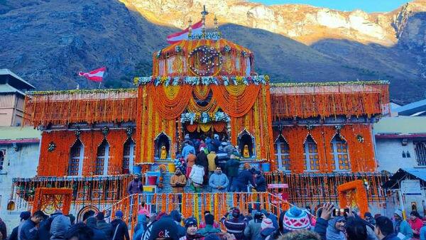 बदरीनाथ धाम पूरे विश्व में प्रसिद्ध हैं. यहां पर बद्रीनारायण की 1 मीटर (3.3 फीट) लंबी मूर्ति स्थापित है. कहा जाता है ये मूर्ति 8वीं सदी में आदि शंकराचार्य ने नारद कुण्ड से निकालकर यहां स्थापित कीय थी. इसके साथ ही मूर्ति को भगवान विष्णु की आठ स्वयं प्रकट हुई प्रतिमाओं में से एक भी माना जाता है.