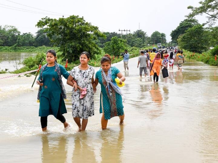 राहत अभियान के तहत होजाई जिले के 2 हजार से ज्यादा लोगों को आर्मी की तरफ से निकाला जा चुका है. असम सरकार ने बाढ़ और भूस्खलन के कारण बराक घाटी के राज्य के अन्य हिस्सों से कट जाने के बाद वहां फंसे यात्रियों को निकालने के लिए क्षेत्रीय कंपनी फ्लाईबिग एयरलाइन के साथ एक समझौते पर हस्ताक्षर किए हैं.