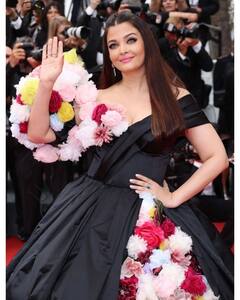 Cannes 2022: ऐश्वर्या रायचा लुक पाहून नाही हटणार नजर, काळ्या गाऊनमधले फोटो व्हायरल!