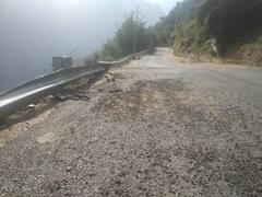 Chamoli News: जोशीमठ नृसिंह मंदिर बाईपास पर जगह-जगह उखड़ रहा डामर, लोगों ने जताया रोष