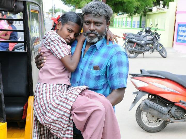 Tragedy befell a schoolgirl in Karur கரூர்: 10ஆம் வகுப்பு தேர்வு: உடல்நிலை சரியில்லாத மகளை கையில் தூக்கிவந்த தந்தை...!