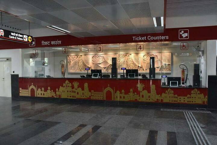 बता दें कि इस कार्ड में कीमत 1500 रुपए की है जिसमें 100 रुपये का रिफंडेबल सिक्योरिटी डिपाजिट रहता है. ये कार्ड मेट्रो स्टेशनों के टिकट काउंटर पर ही मिलेगा. इसे लेने के लिए  यात्री को नाम और मोबाइल नंबर दर्ज कराना होगा.