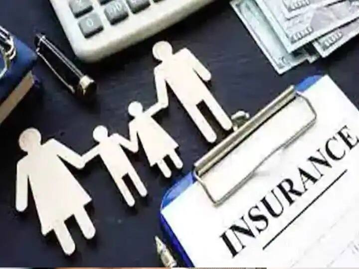 एलआईसी बचत पॉलिसी में खाताधारक एक बार में ही प्रीमियम (Premium) जमा कर सकते हैं. इसके अलावा आप 5 साल तक सालाना, 6 महीने, तीन महीने या महीने के आधार पर प्रीमियम भर सकते हैं. मैच्योरिटी (Maturity) के बाद आपको पूरी राशि एकमुश्त मिल जाएगी.