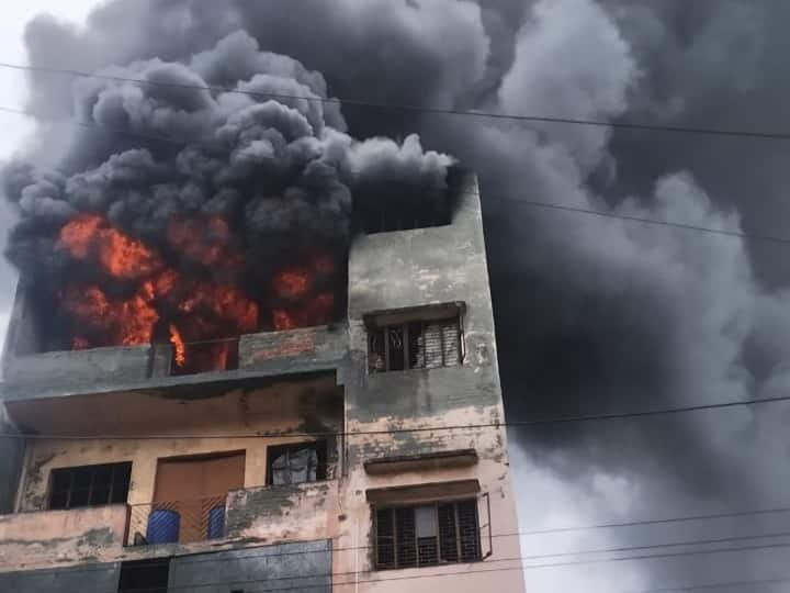 Delhi Bawana Factory Fire News Many Fire Tenders on the Spot one person died Delhi Bawana Fire: बवाना इंडस्ट्रियल एरिया की फैक्ट्री में लगी आग में एक शख्स की मौत, मौके पर फायर ब्रिगेड की 17 गाड़ियां